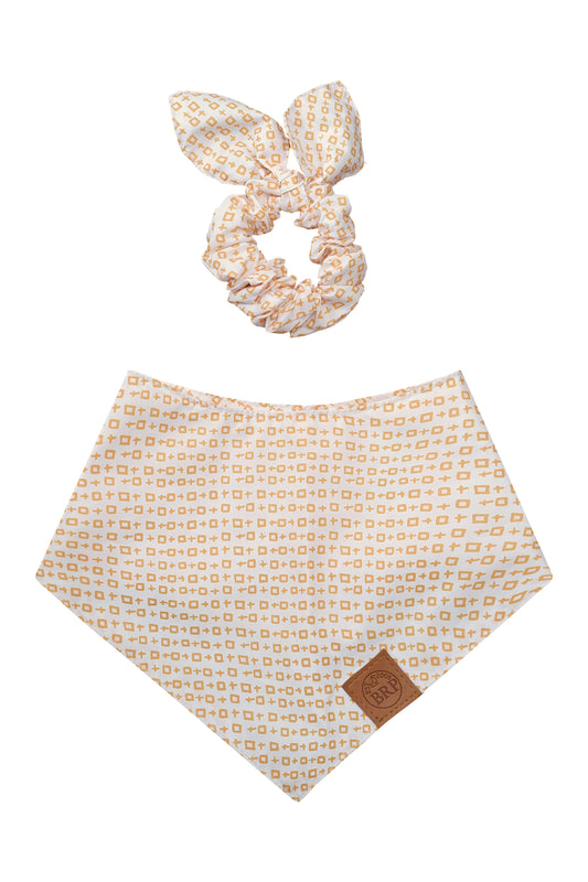 Pañoleta blanca con cruces amarillas