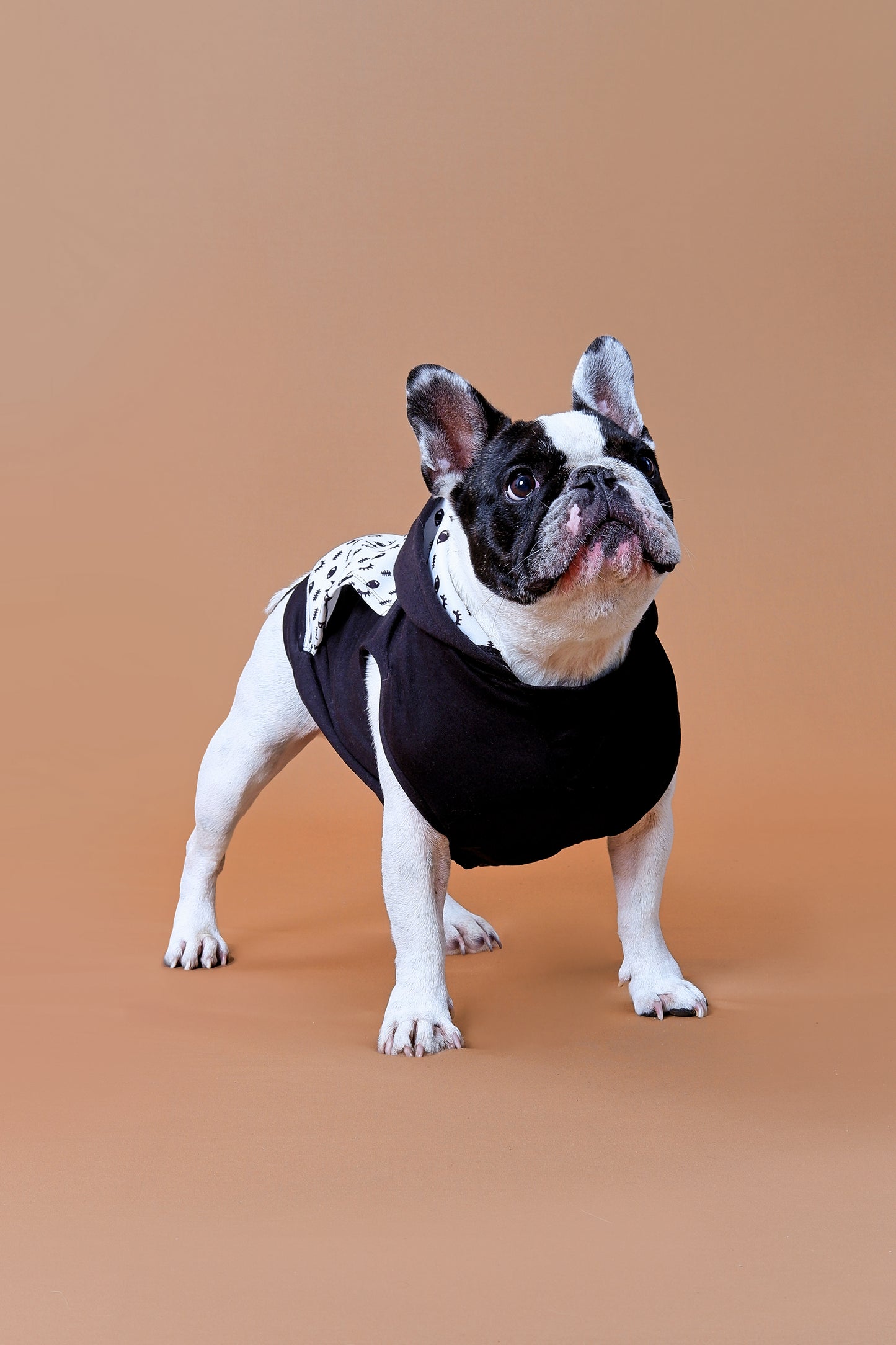 Saco con capucha negro de ojitos