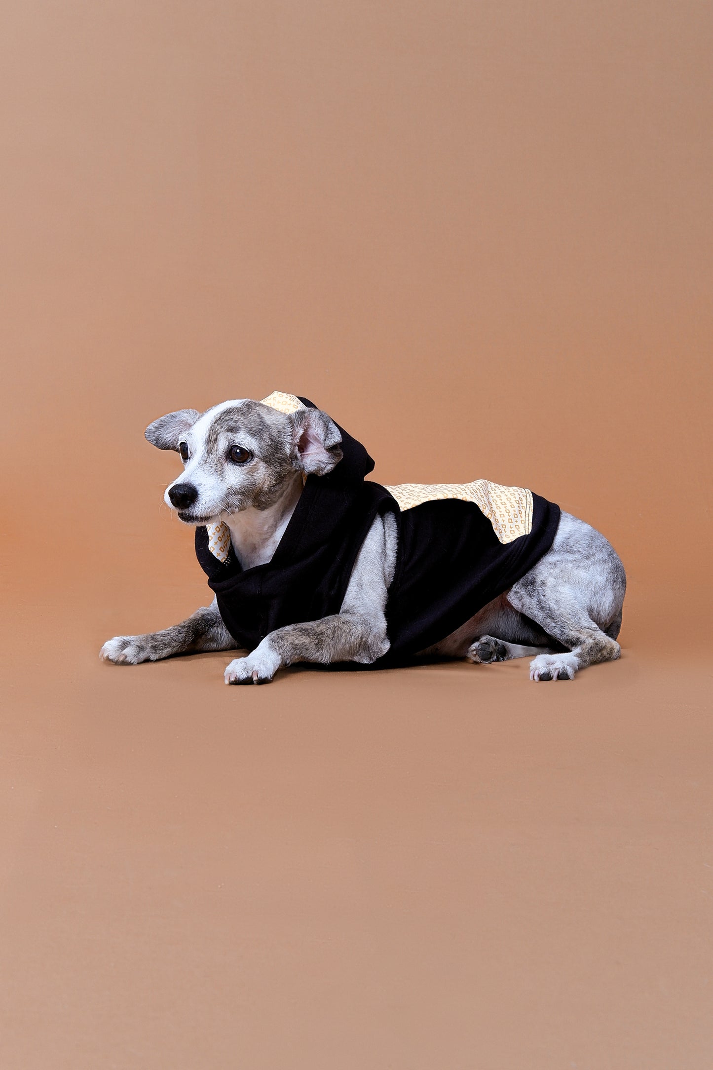 Saco con capucha negro con estampado de cruces