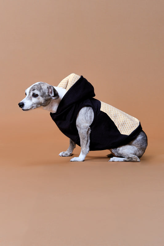 Saco con capucha negro con estampado de cruces