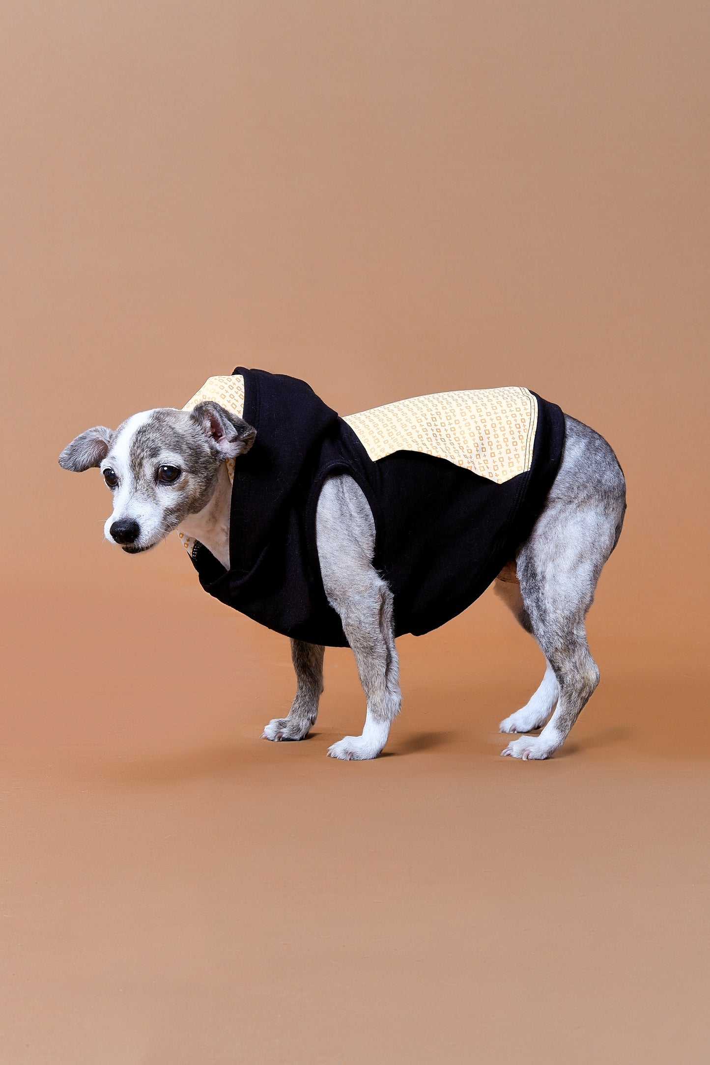 Saco con capucha negro con estampado de cruces